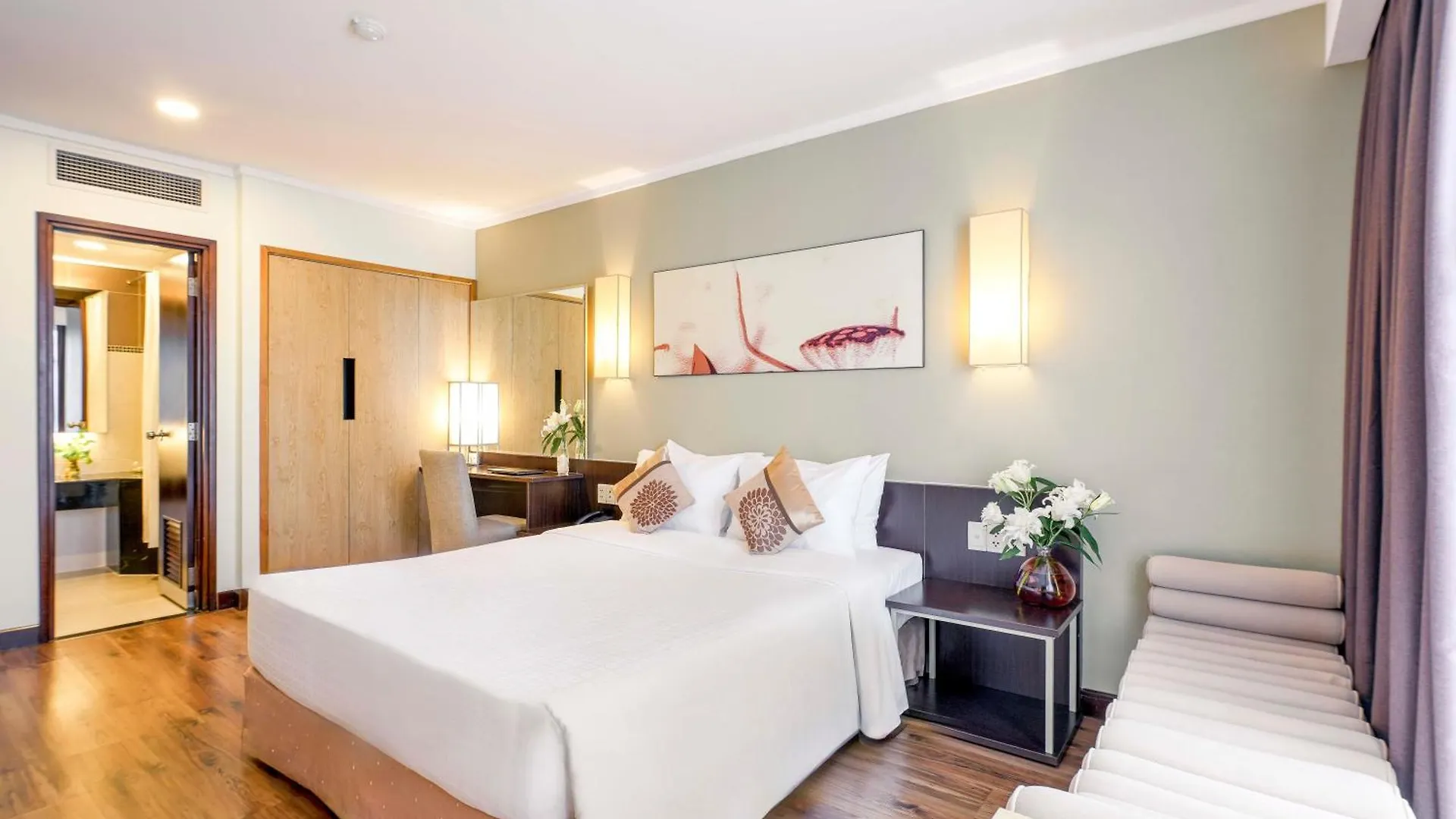 Vien Dong Hotel - Near Bui Vien Walking Street Ho Chi Minh City