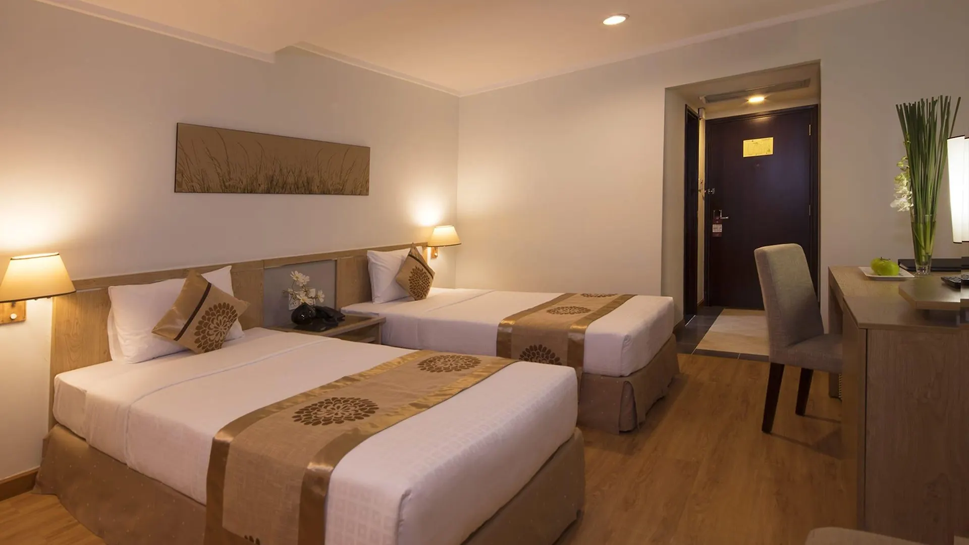 Vien Dong Hotel - Near Bui Vien Walking Street Ho Chi Minh City